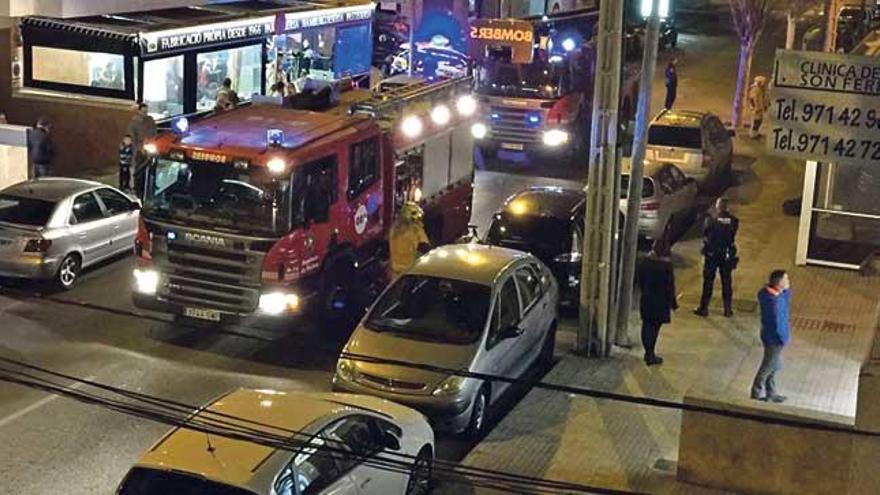 Los bomberos en la calle de Son Ferriol donde se incendió un bar.