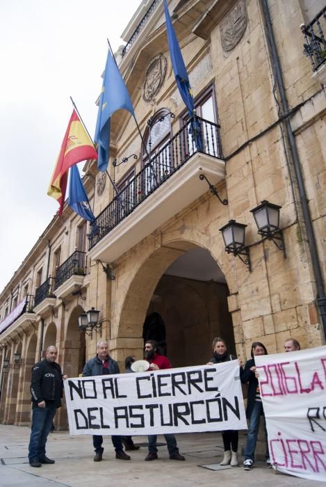 Manifestación de los trabajadores de El Asturcón contra en tripartito