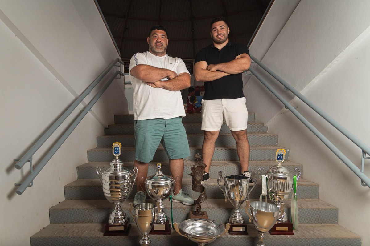 Los hermanos Ledesma, junto a buena parte de los trofeos regionales conquistados.