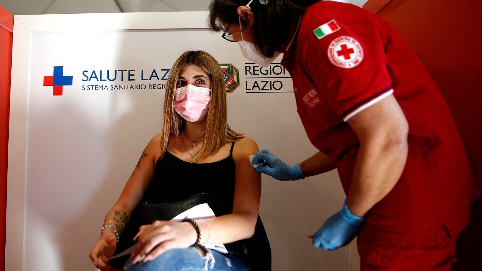 Una estudiante recibe la vacuna de Pfizer/BioNTech en Roma, el pasado día 1.