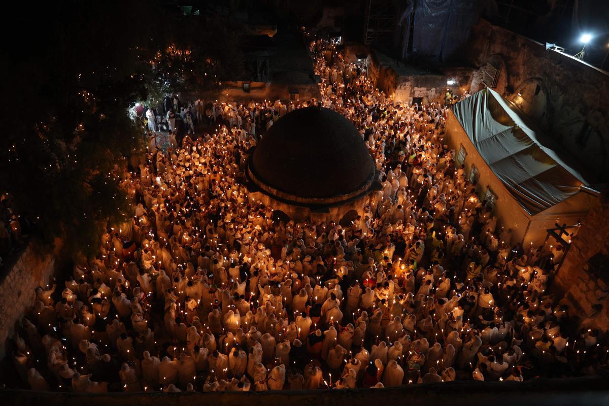 Cristianos ortodoxos celebran “Fuego Sagrado” en Jerusalén. eregrinos cristianos ortodoxos sostienen velas durante la ceremonia del Fuego Sagrado, un día antes de la Pascua ortodoxa, el sábado 15 de abril de 2023 en la Iglesia del Santo Sepulcro en la Ciudad Vieja de Jerusalén, donde muchos cristianos creen que Jesús fue crucificado y enterrado antes de resucitar.