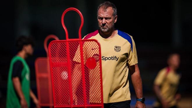 Hansi Flick, en un entrenamiento del Barça en la ciudad deportiva de Sant Joan Despí.