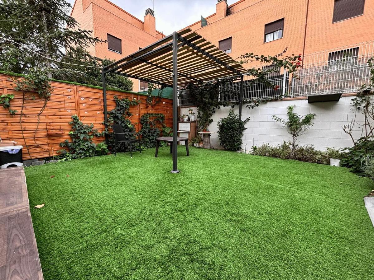 El jardín de la casa que te puedes comprar si te toca el Gordo de la Lotería de Navidad en Zaragoza