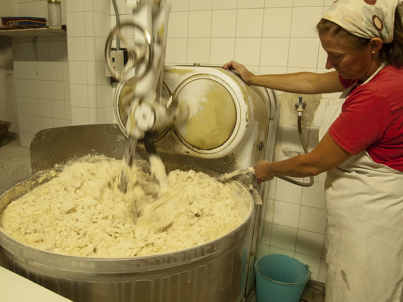 De faena, en la panadería “As Travesas” de Cee