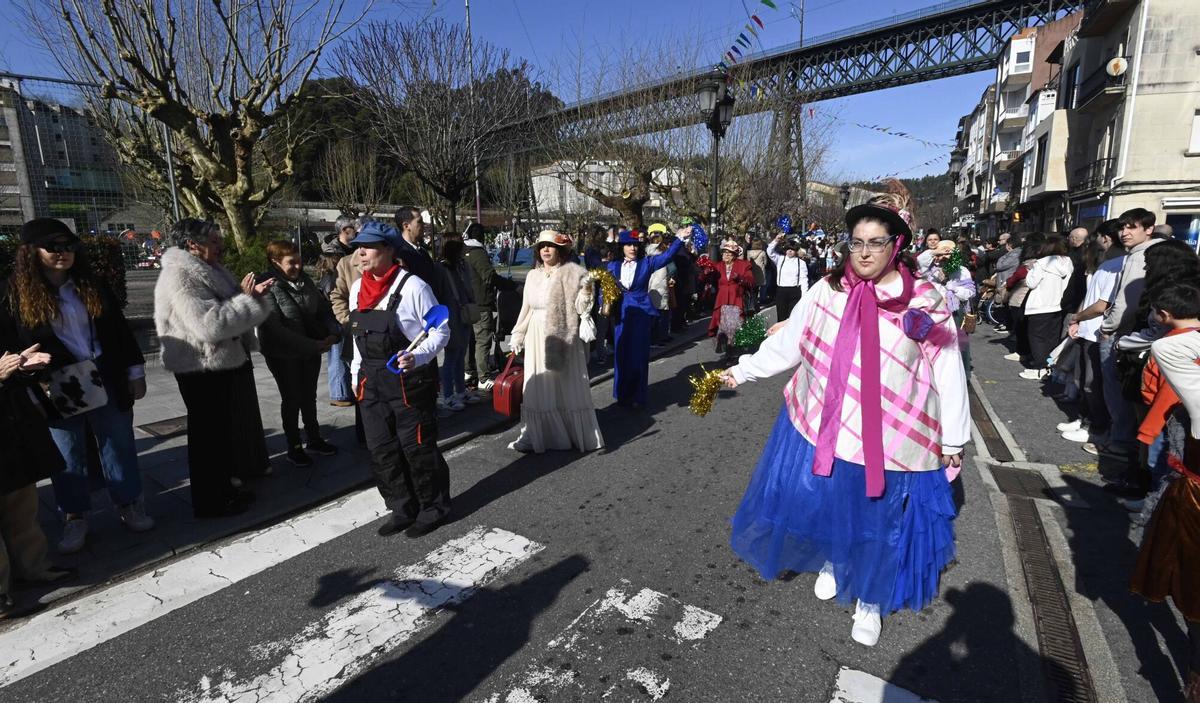 Las comparsas desfilaron ayer por las principales calles del centro urbano