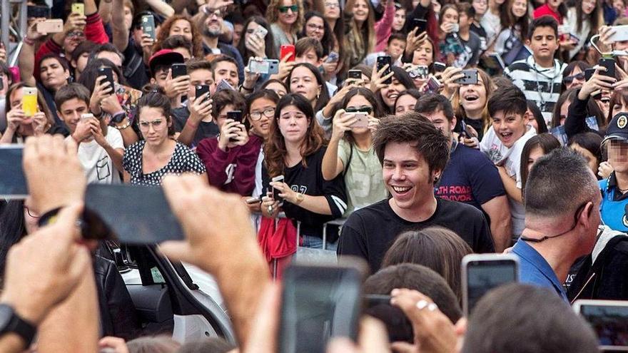 El Rubius, en el centro, rodeado por sus fans en una imagen de archivo.