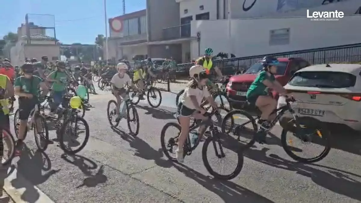 Tavernes, Simat y Benifairó de la Valldigna se movilizan en bicicleta por la educación pública en el tercer día de huelga