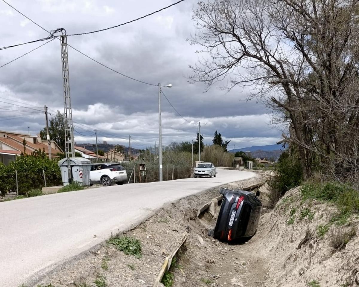 Vehículo accidentado en el Camino de Vera.