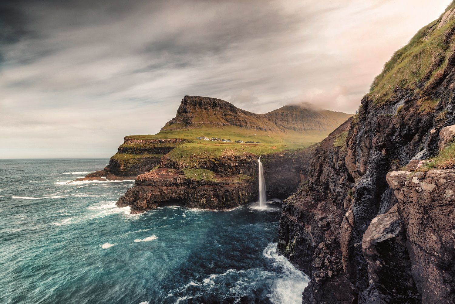 Cascada de Gásadalur en la isla de Vágar.