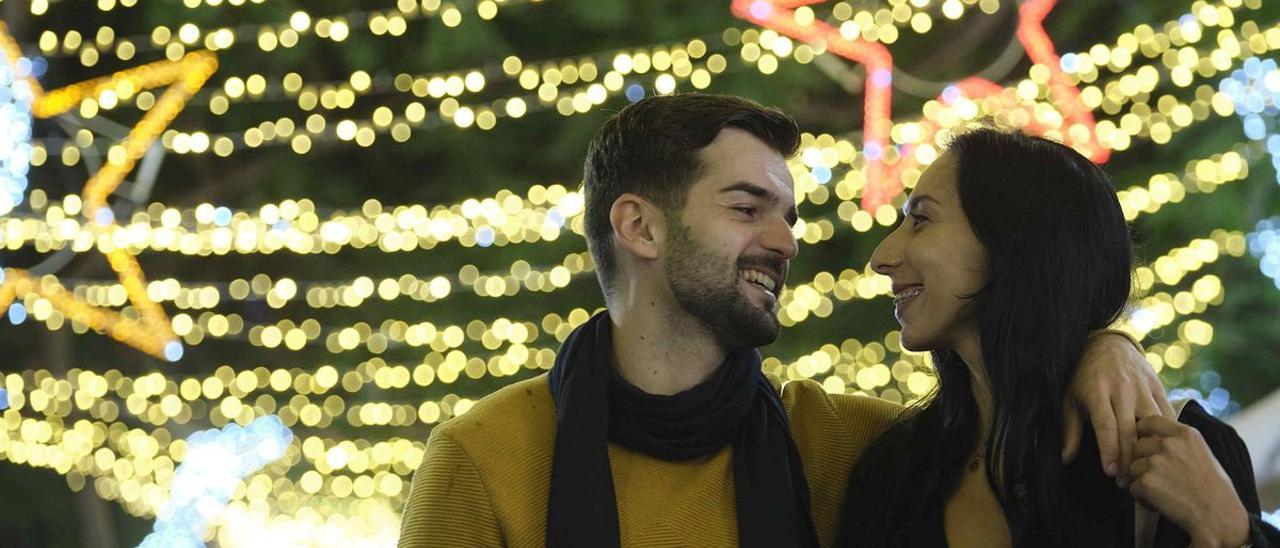 Una pareja pasea por Santa Cruz bajo la iluminación navideña de estos días.