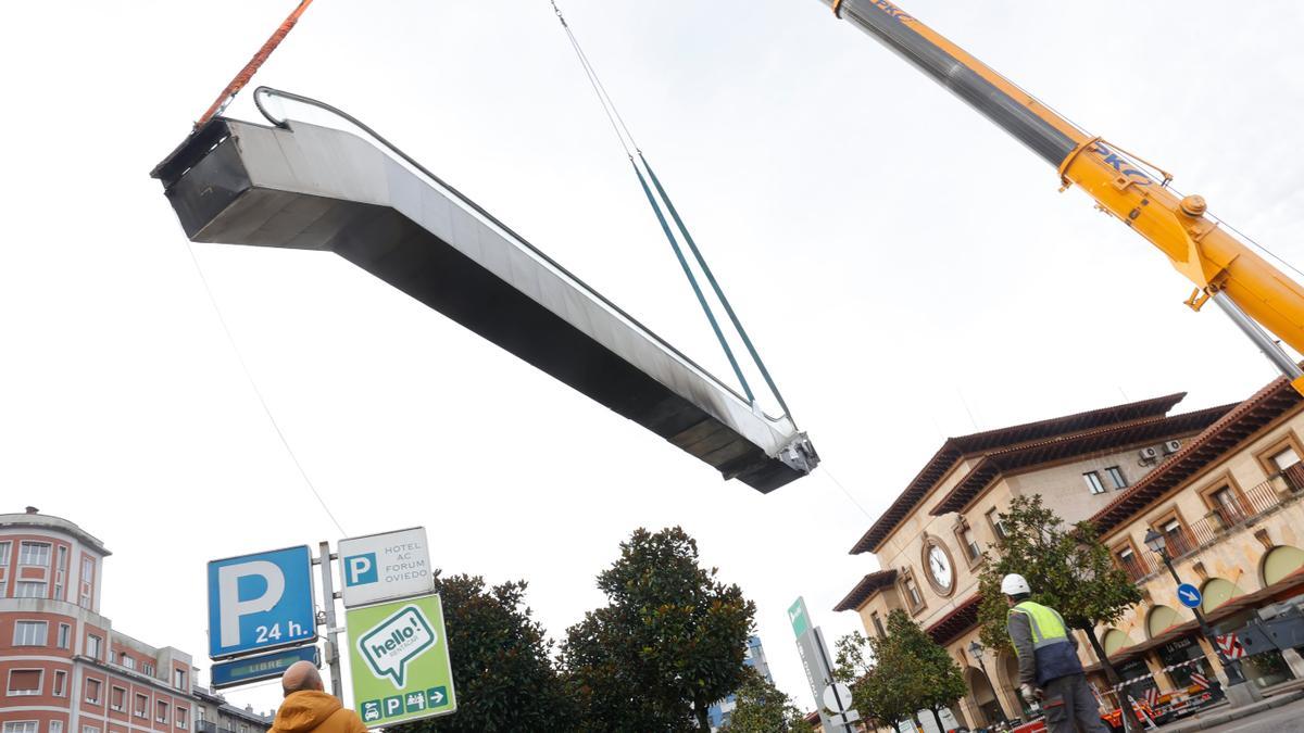 Retirada de una de las escaleras mecánicas de La Losa