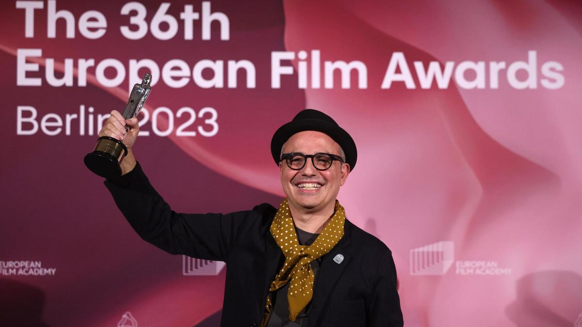Pablo Berger, director de 'Robot Dreams', posa con el galardón a mejor película de animación de los Premios del Cine Europeo.