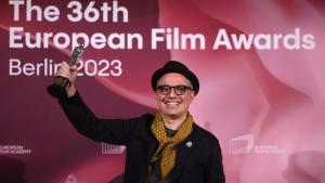 Pablo Berger, director de Robot Dreams, posa con el galardón a mejor película de animación de los Premios del Cine Europeo.