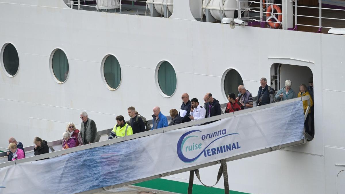 Cruceristas bajan el "Ambition" en el puerto de La Coruña