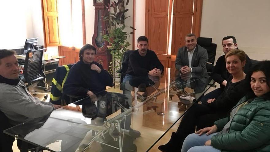 Miembros de la asociación de vecinos reunidos con el alcalde.