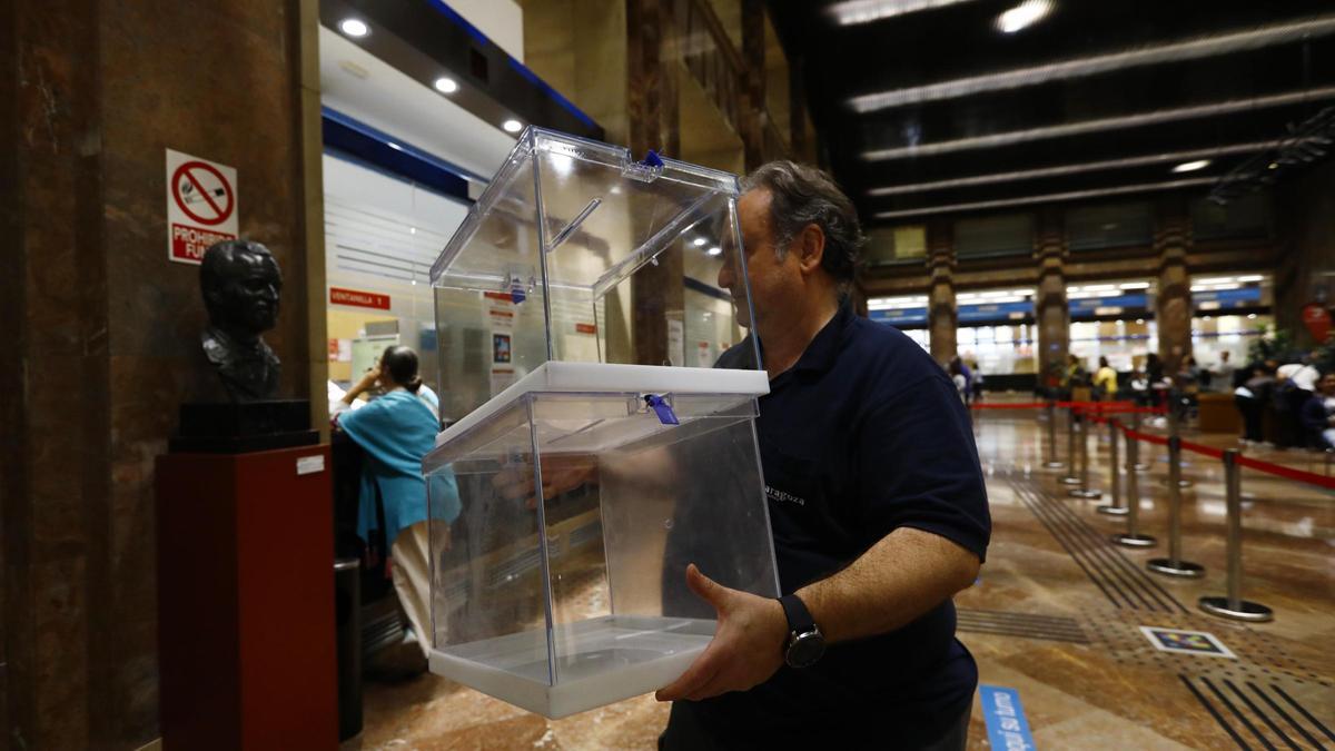Un operario prepara las urnas en las pasadas elecciones de 2023.