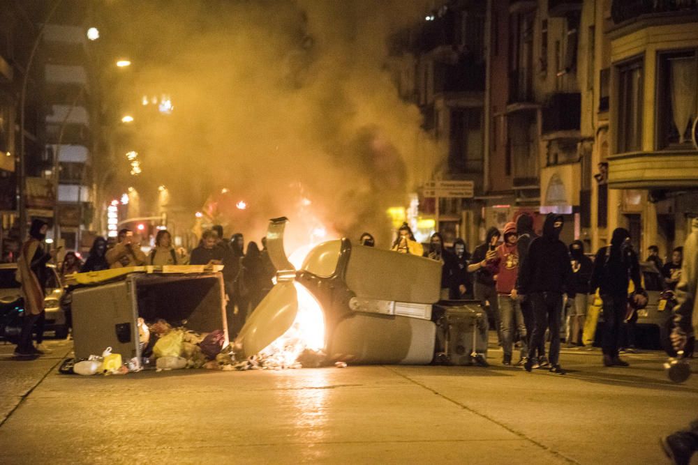 Càrregues i contenidors cremats al centre de Manresa al final de la protesta a la caserna