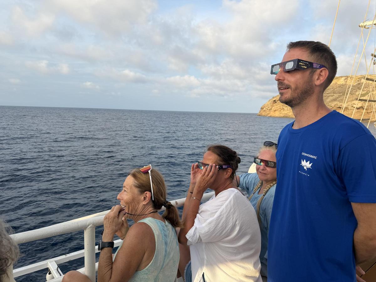 Joan Montaner, biólogo del Oceanogràfic, observa el fenómeno.