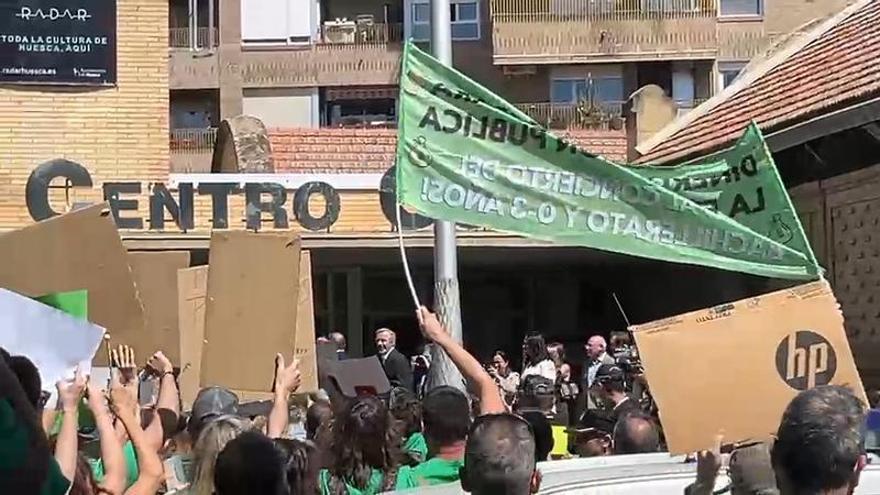 La comunidad educativa de Huesca recibe a Azcón con abucheos y pitidos en el segundo día de huelga.