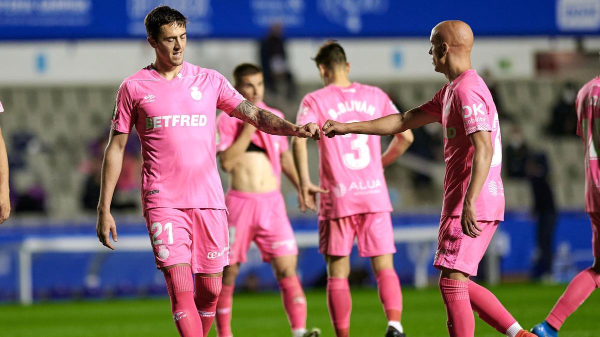 Raíllo y Mollejo se chocan los puños durante el partido ante el Sabadell.