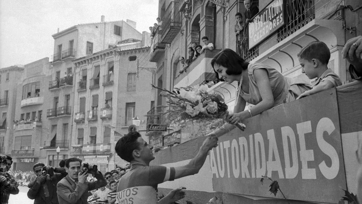 Entrega de premios del Gran Premio San Lorenzo de Ciclismo el 15 de agosto de 1957.