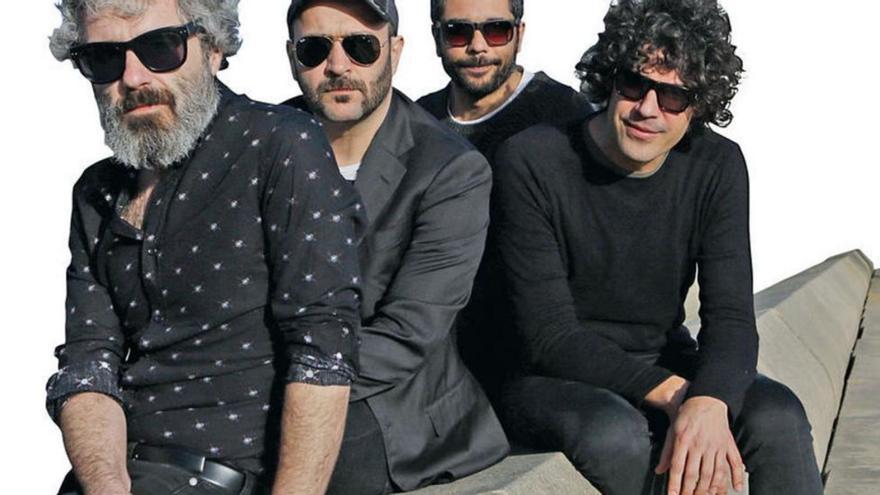 De izda. a dcha., Abraham Boba (voz e teclado), Luis Rodríguez (guitarra), Eduardo Baos (bajo) e César Verdú (batería).  | // RICARDO GROBAS