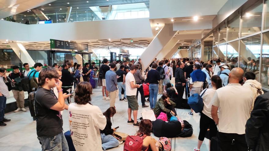 El tren más empleado por los pasajeros del Eje Atlántico registra un retraso de una hora