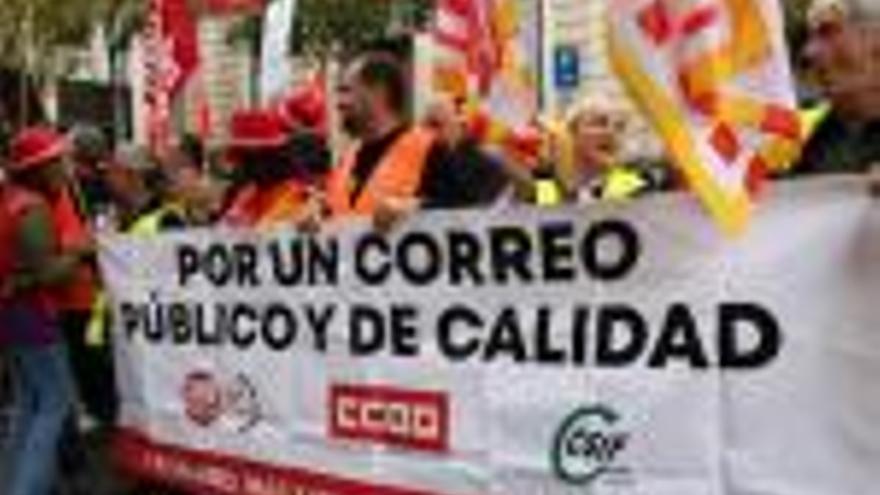 Treballadors de Correus, ahir en una protesta.