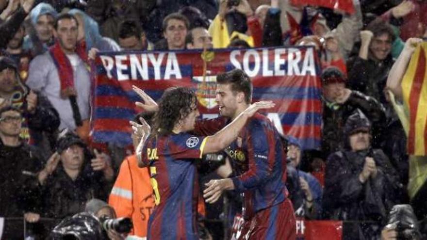 Piqué y Puyol se felicitan tras eliminar al Madrid.