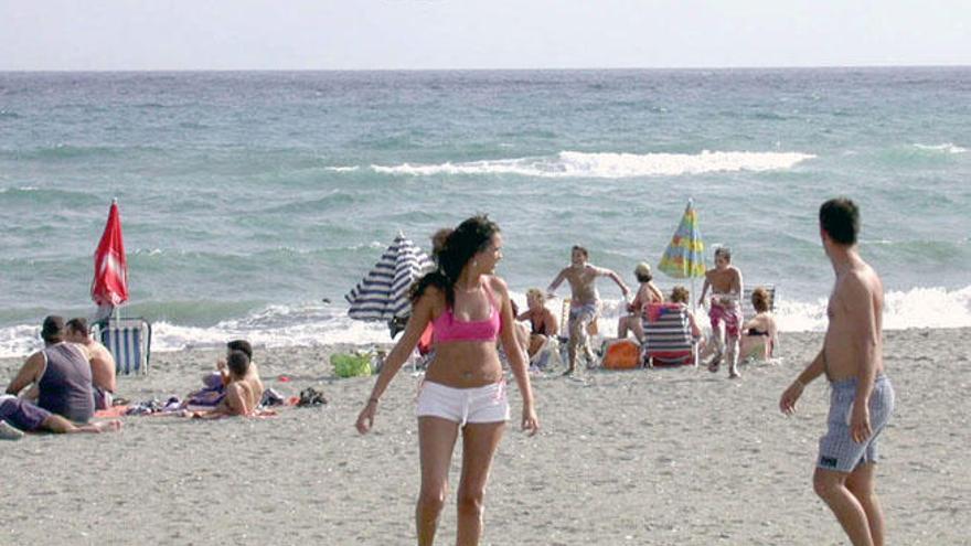 Torrox impedirá que los bañistas reserven espacios en la playa con sillas o sombrillas