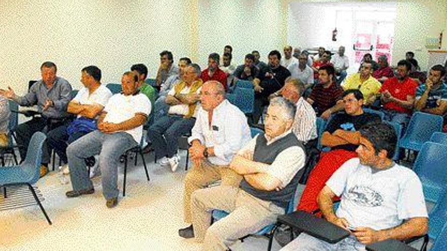 La asamblea de ayer de los armadores de Bueu acordó por mayoría absoluta parar desde mañana mismo. / g.núñez