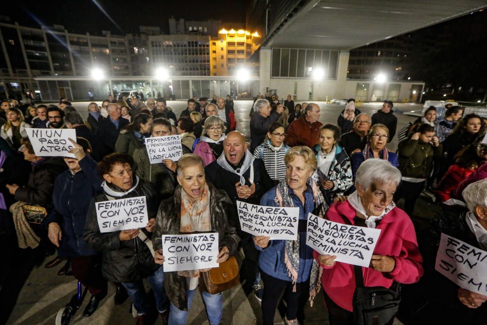 Más de 350 personas en la plaza del Ayuntamiento de Benidorm