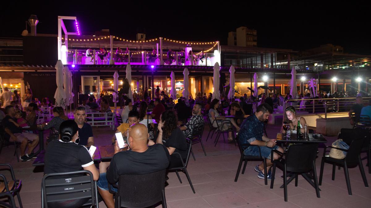 Bianco, Terraza del Mar es un lugar idílico para tomar una copa junto a la familia o amigos.