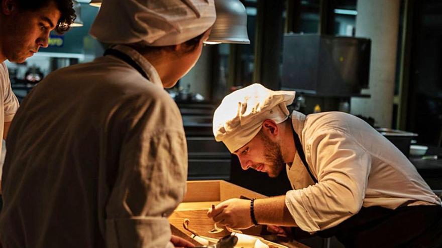 Pablo Linares, preparando un plato.