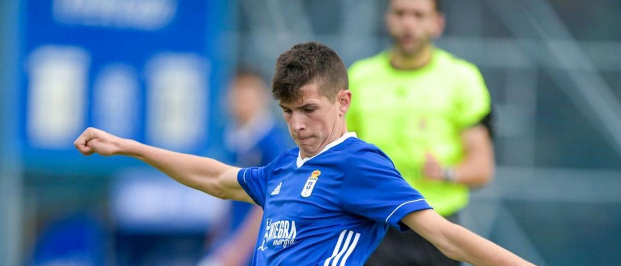 Mario Fuente, en un partido con el juvenil del Oviedo. | R. O.