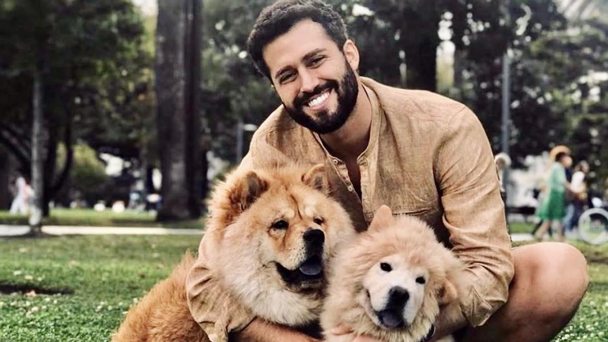 Javi Hoyos es un gran amante de los perros, concretamente de los suyos, Siro y Leo