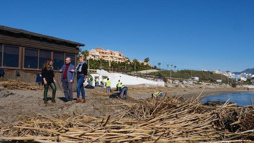 José Carlos Martín, Arancha López y Laura Moreno visitan las playas.