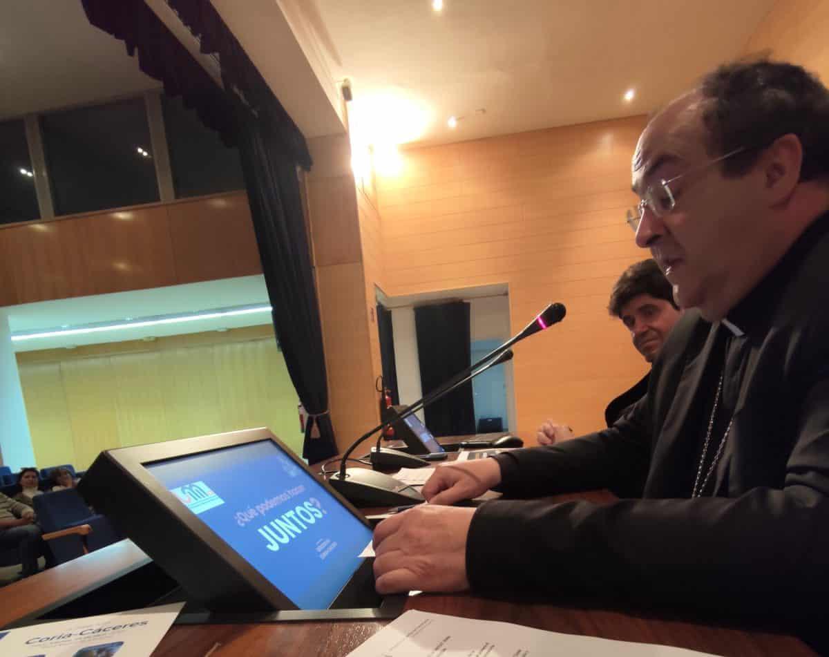 El obispo en la conferencia.