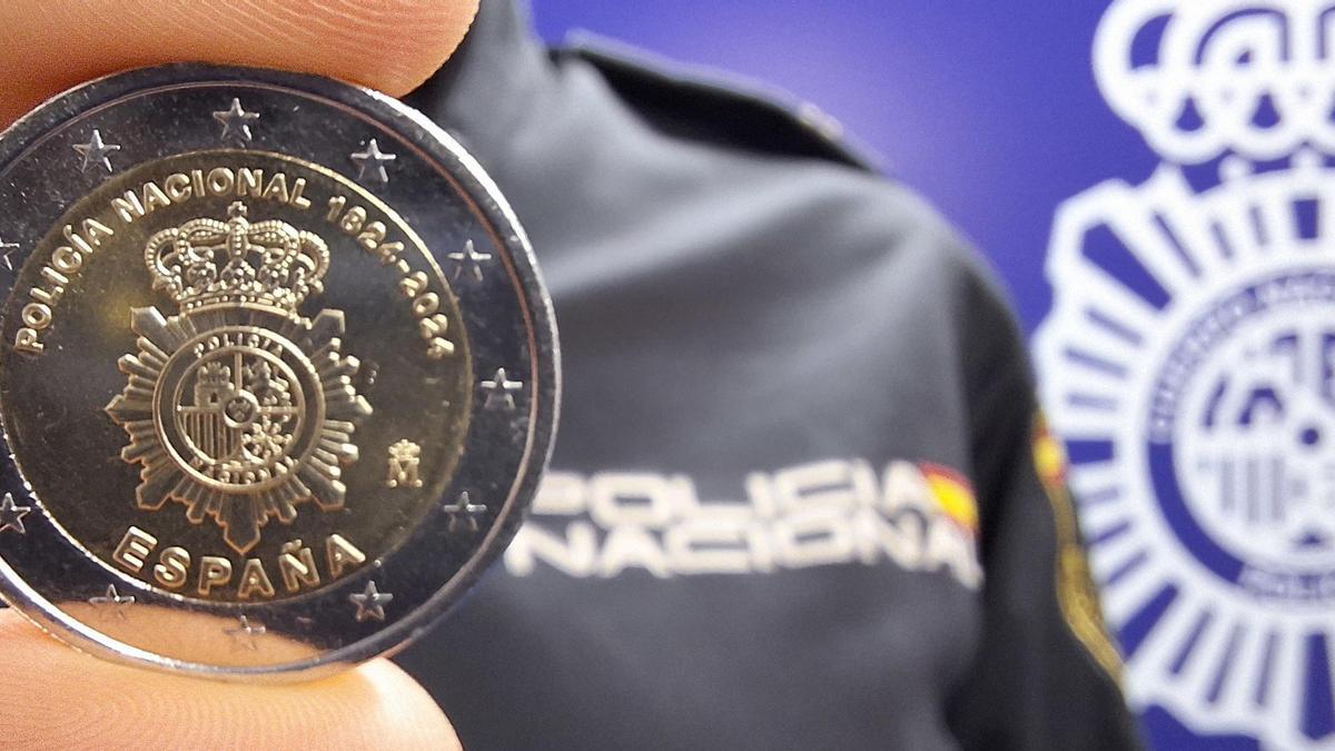 La nueva moneda de dos euros que conmemora el 200 aniversario de la Policía Nacional.