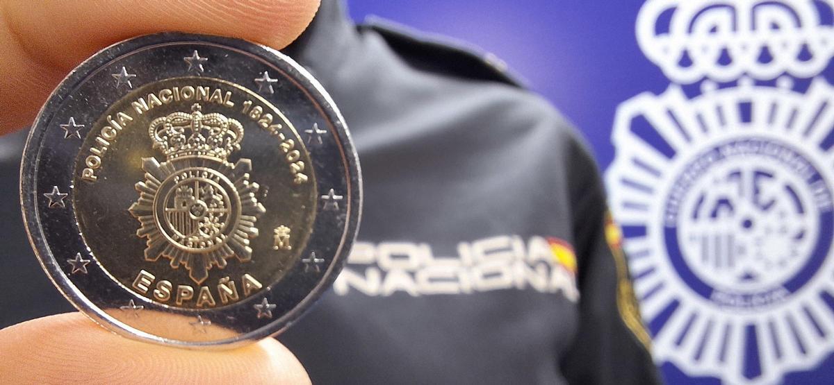 La nueva moneda de dos euros que conmemora el 200 aniversario de la Policía Nacional.