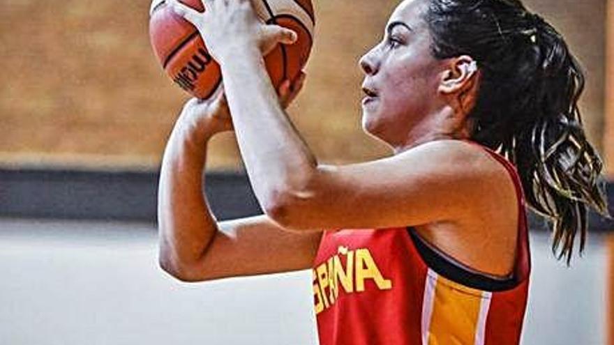 Júlia Soler jugant aquest estiu amb la selecció espanyola sub-18.