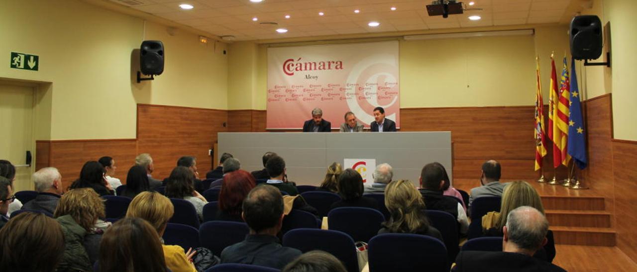 El secretario autonómico de Educación, Miquel Soler, en la Cámara de Comercio de Alcoy.