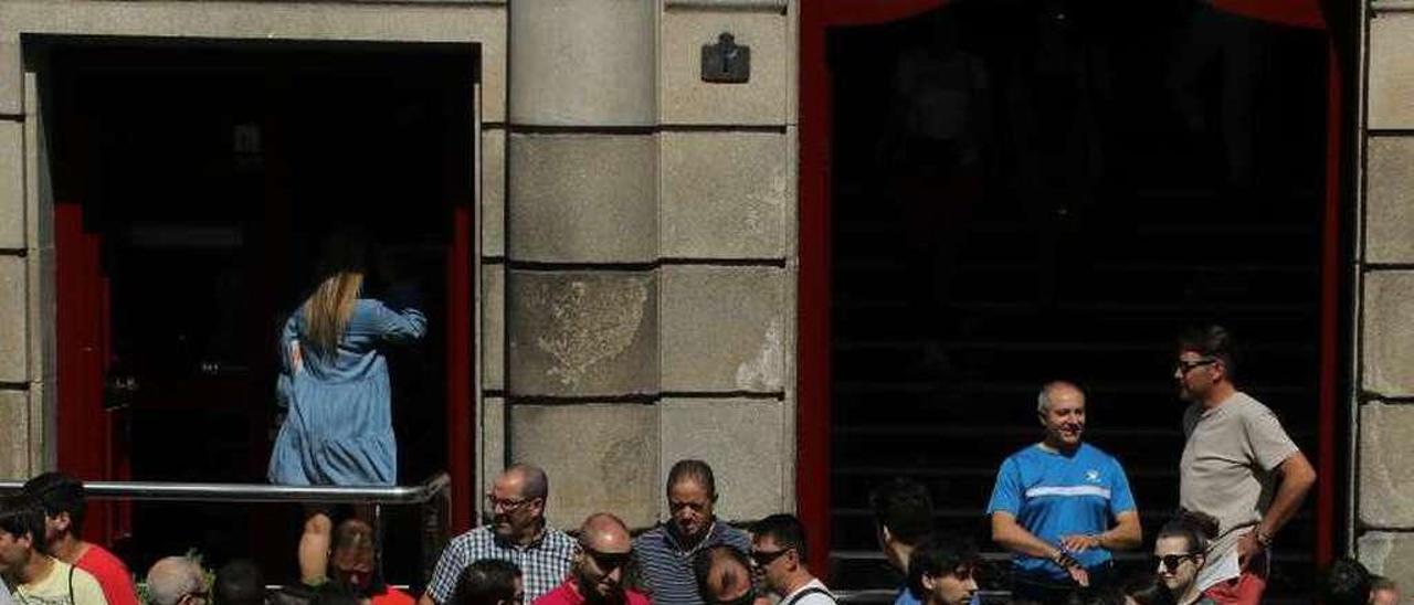 Protesta de las autoescuelas en la Subdelegación del Gobierno. // J. Regal