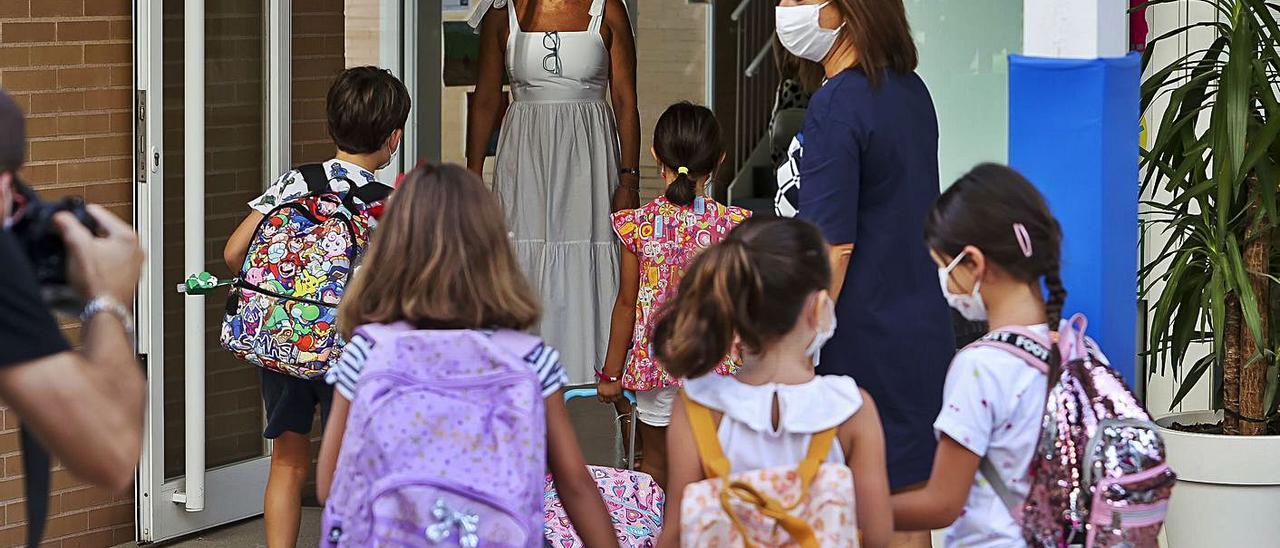 Escolares el primer día de este curso accediendo al colegio. |