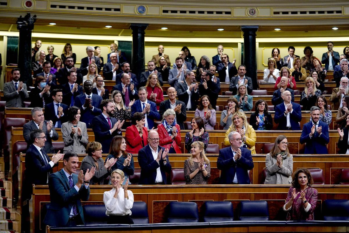 La bancada socialista aplaude la aprobación de los Presupuestos en el mismo pleno en el que ha salido adelante la proposición para crear tres nuevos impuestos.