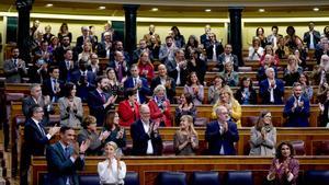 La bancada socialista aplaude la aprobación de los Presupuestos en el mismo pleno en el que ha salido adelante la proposición para crear tres nuevos impuestos.