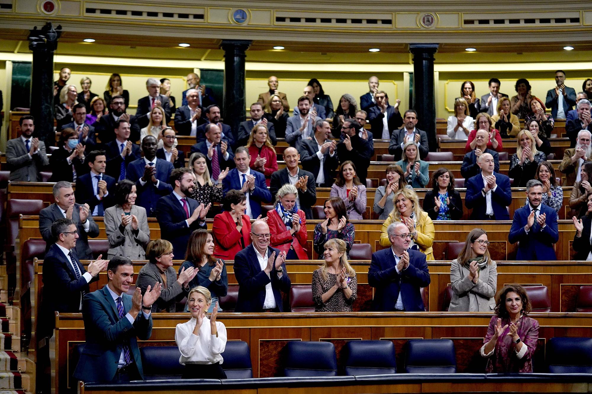 DAVID CASTRO MADRID POLITICA Pleno del Congreso sobre los Presupuestos Generales de 2023. En la imagen Pedro Sanchez y Yolanda Díaz junto a la bancada socialista aplauden a la ministra de Hacienda Maria Jesús Montero .Imagen DAVID CASTRO