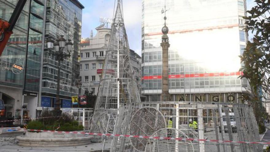 El árbol de Navidad empieza a tomar forma junto al Obelisco