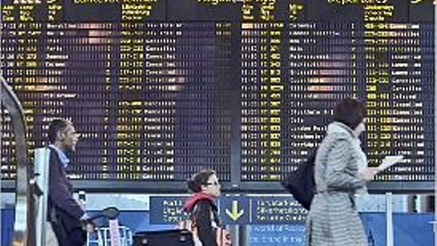 les imatges del dia a europaUn grup de pasatgers fa cua davant d&#039;un mostrador de l&#039;aeroport de Stuttgart.Pasatgers esperant asseguts en un vestíbul gairebé buit de la terminal 4 Arlanda, a Estocolmo. Passatgers afectats per la cancel·lació de vols a l&#039;aeroport de Hèlsinki.