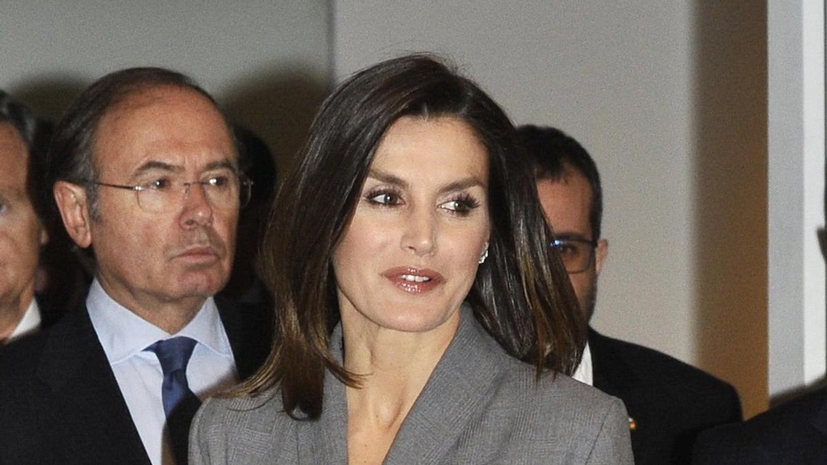 Letizia Ortiz estrena vestido gris en el Museo Reina Sofia